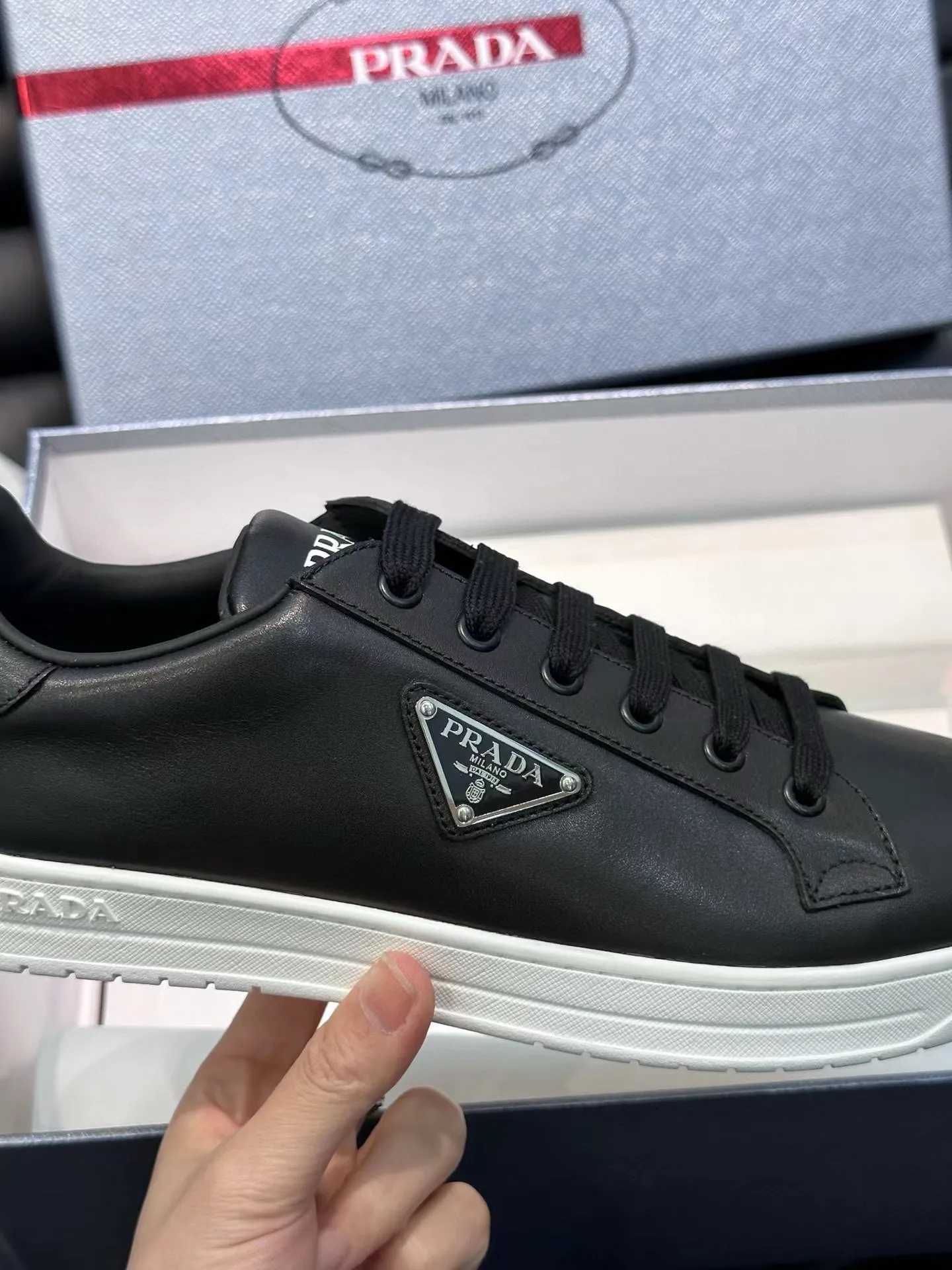 Factory price: 380💰Prada new men's leather sports shoes, the highest version on the market, any comparison is welcome🆚! The original leather has excellent texture and is super high-end! Fetal sheep net lining imported from Italy, removable pad! Luxurious materials and fine workmanship, highly recommended! Code number: 38-44, customized 45